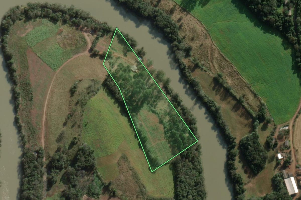 Imagem de satélite do imóvel rural em Entre Rios (SC), com o contorno declarado no CAR desenhado por cima.