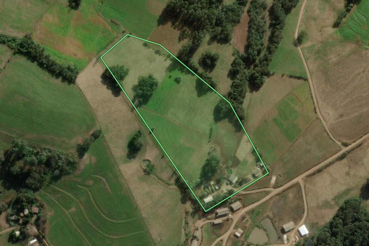 Imagem de satélite do imóvel rural em Entre Rios (SC), com o contorno declarado no CAR desenhado por cima.