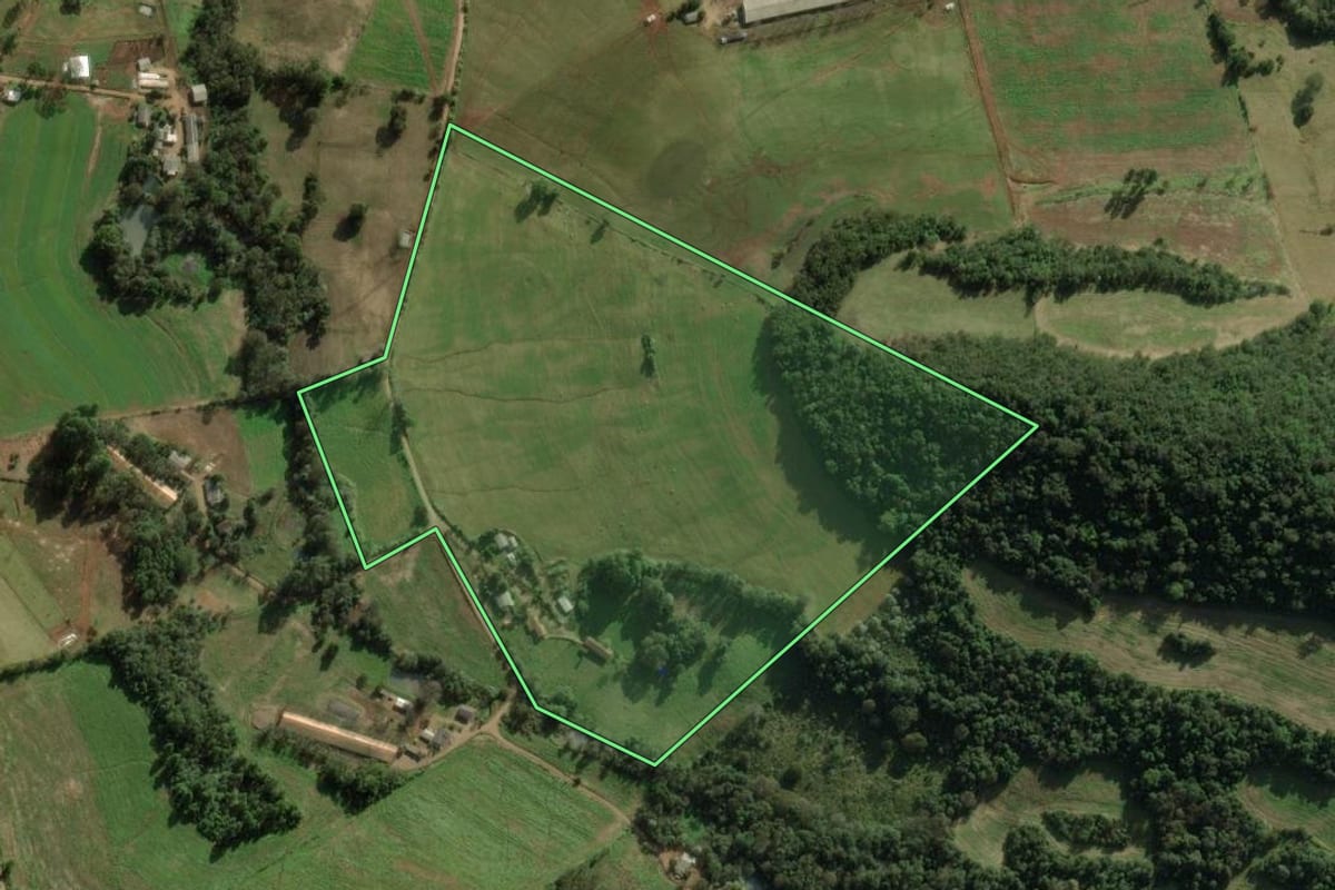 Imagem de satélite do imóvel rural em Entre Rios (SC), com o contorno declarado no CAR desenhado por cima.