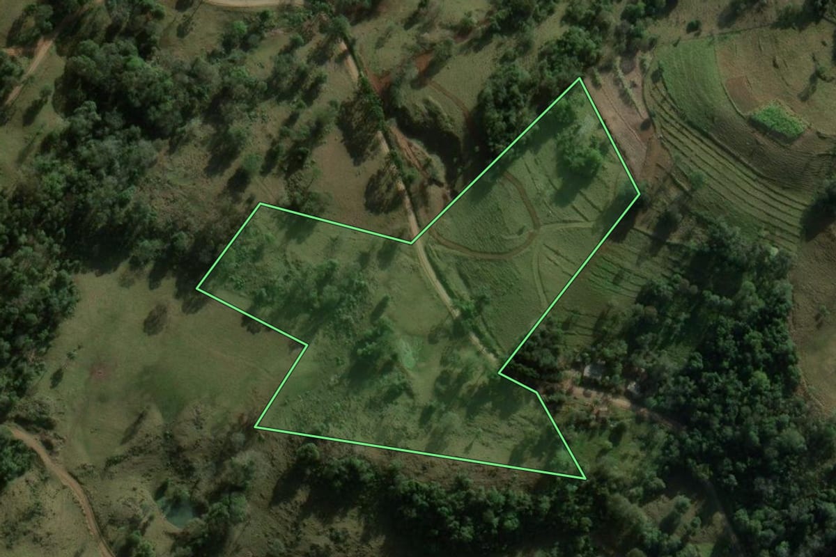 Imagem de satélite do imóvel rural em Entre Rios (SC), com o contorno declarado no CAR desenhado por cima.