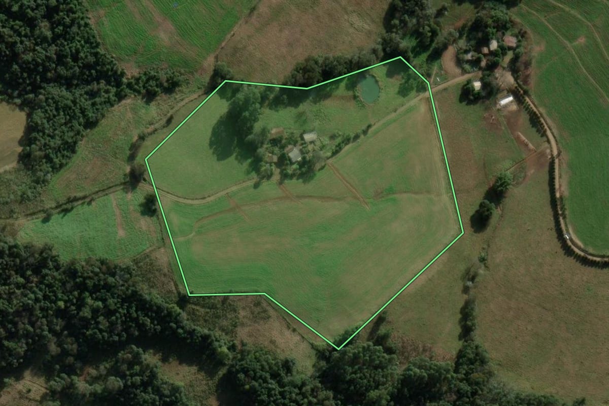 Imagem de satélite do imóvel rural em Entre Rios (SC), com o contorno declarado no CAR desenhado por cima.