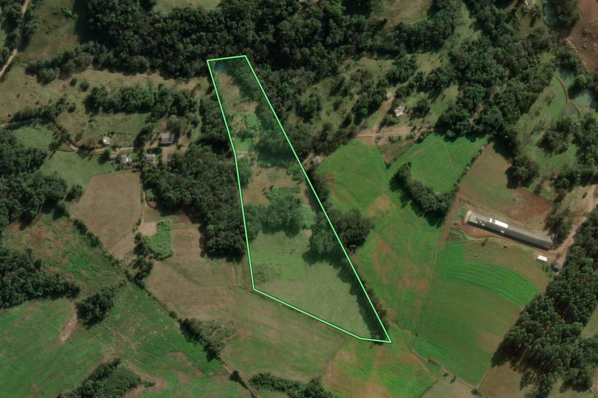 Imagem de satélite do imóvel rural em Entre Rios (SC), com o contorno declarado no CAR desenhado por cima.