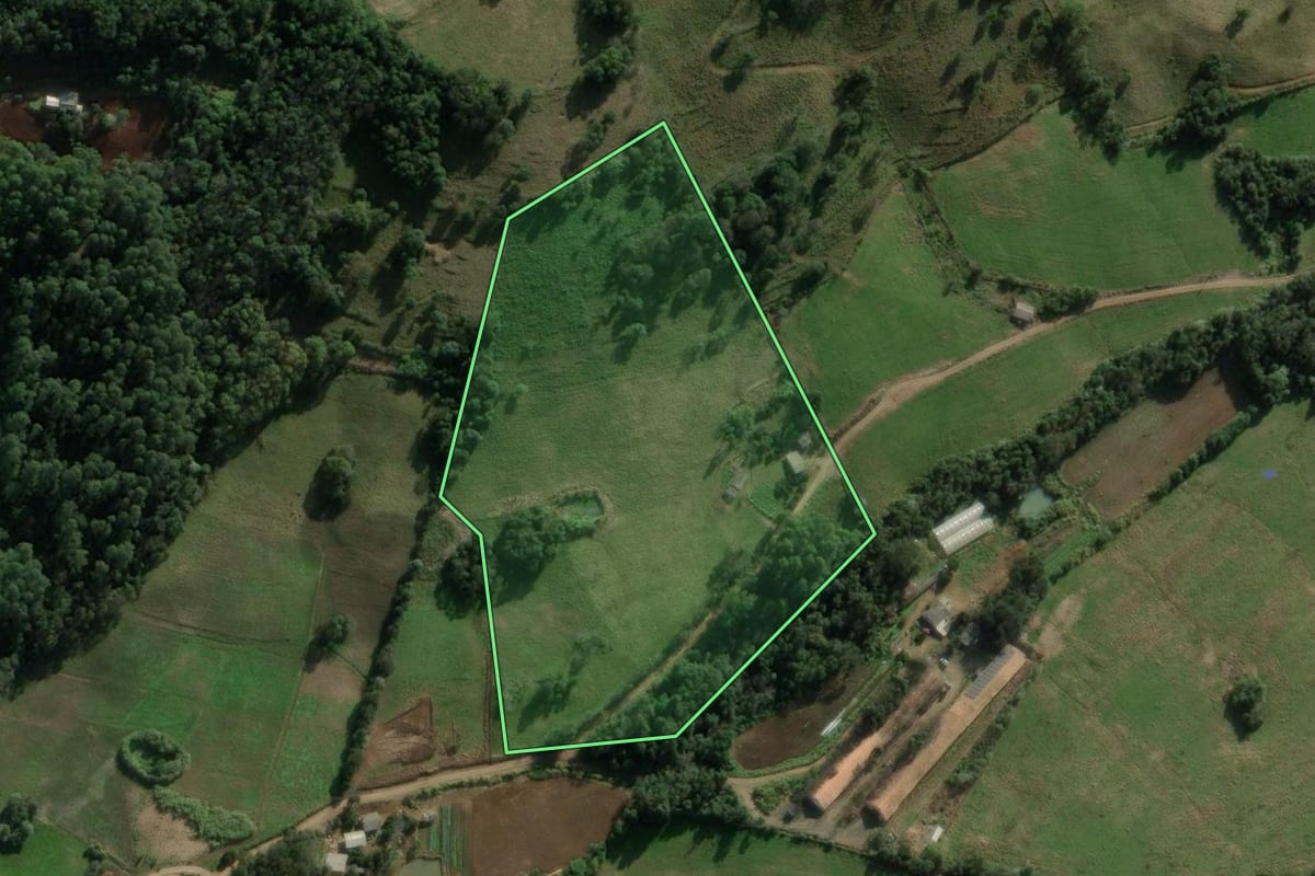 Imagem de satélite do imóvel rural em Entre Rios (SC), com o contorno declarado no CAR desenhado por cima.