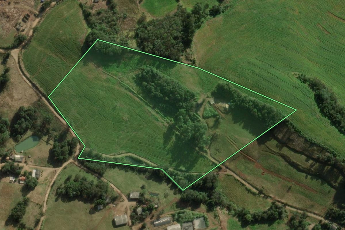 Imagem de satélite do imóvel rural em Entre Rios (SC), com o contorno declarado no CAR desenhado por cima.