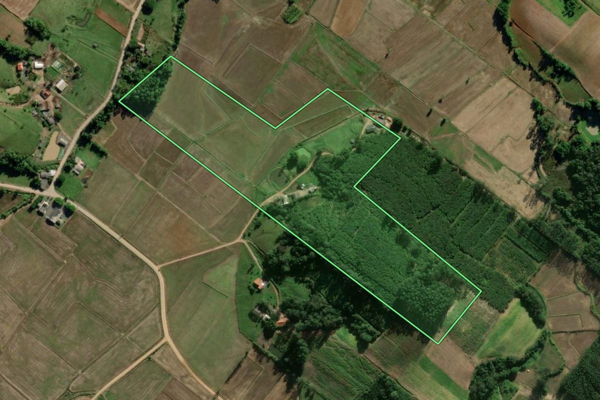 Imagem de satélite do imóvel rural em Ermo (SC), com o contorno declarado no CAR desenhado por cima.