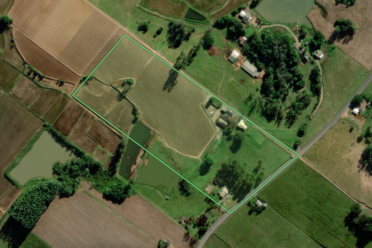 Imagem de satélite do imóvel rural em Ermo (SC), com o contorno declarado no CAR desenhado por cima.
