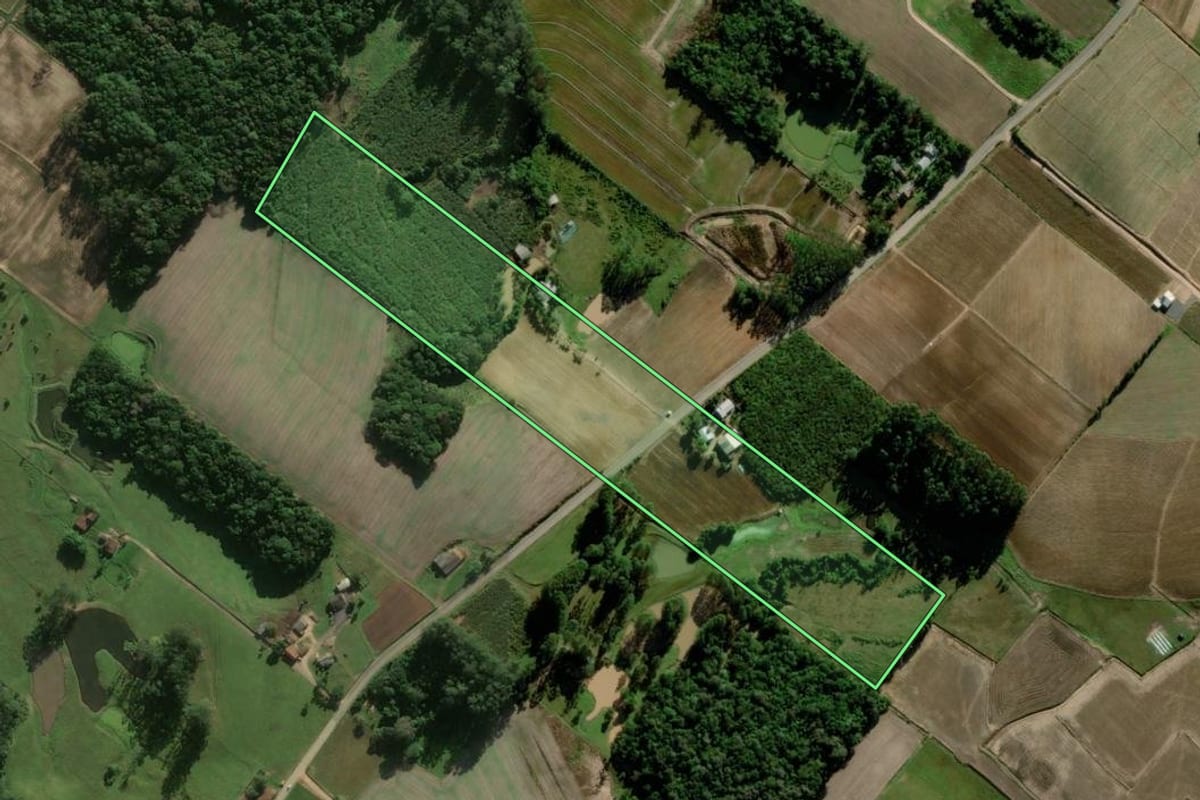Imagem de satélite do imóvel rural em Ermo (SC), com o contorno declarado no CAR desenhado por cima.