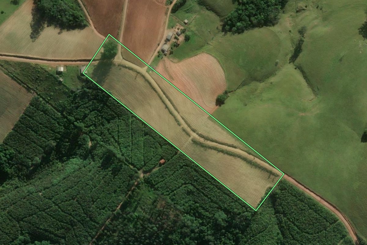 Imagem de satélite do imóvel rural em Ermo (SC), com o contorno declarado no CAR desenhado por cima.