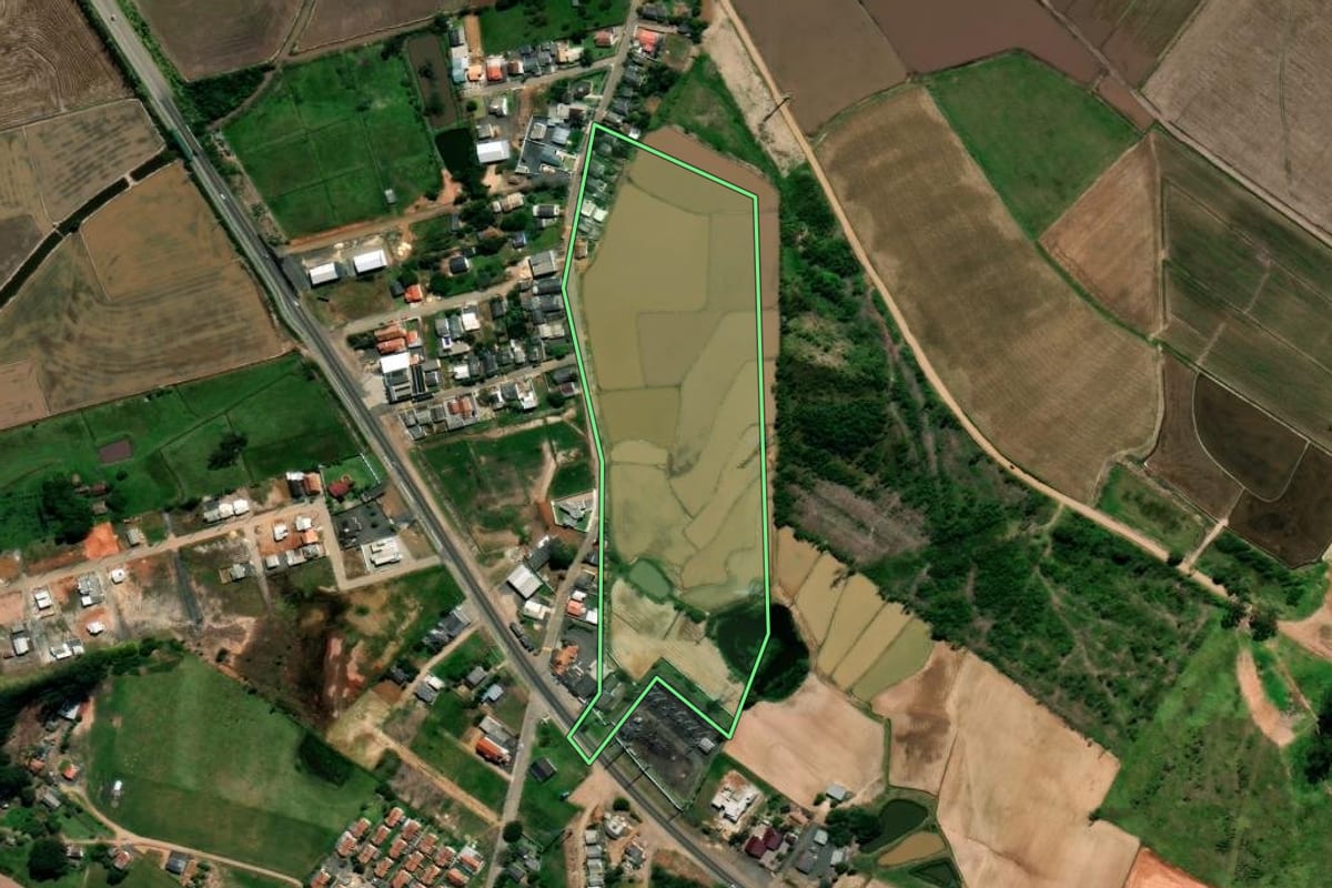 Imagem de satélite do imóvel rural em Ermo (SC), com o contorno declarado no CAR desenhado por cima.