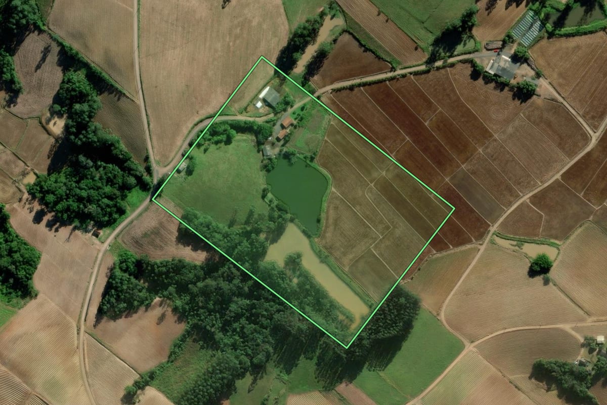 Imagem de satélite do imóvel rural em Ermo (SC), com o contorno declarado no CAR desenhado por cima.