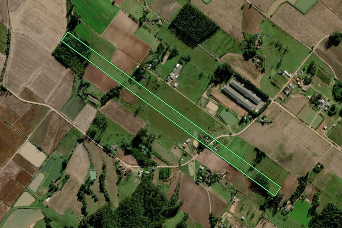 Imagem de satélite do imóvel rural em Ermo (SC), com o contorno declarado no CAR desenhado por cima.