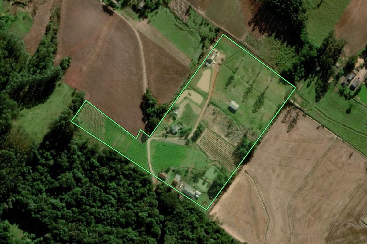 Imagem de satélite do imóvel rural em Ermo (SC), com o contorno declarado no CAR desenhado por cima.