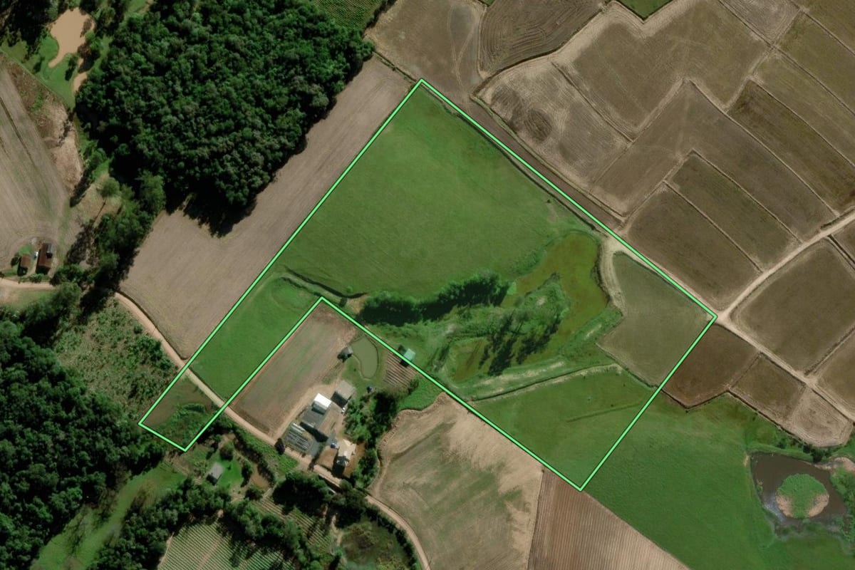 Imagem de satélite do imóvel rural em Ermo (SC), com o contorno declarado no CAR desenhado por cima.