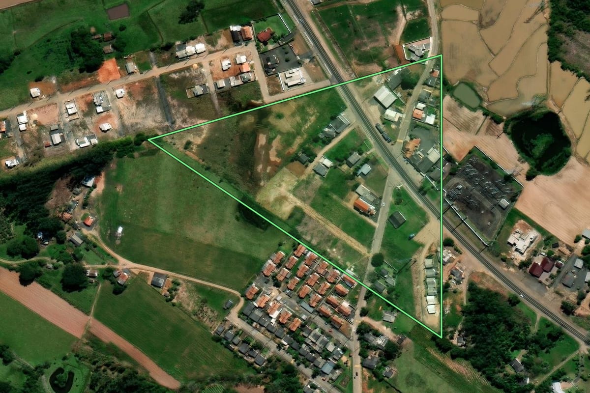 Imagem de satélite do imóvel rural em Ermo (SC), com o contorno declarado no CAR desenhado por cima.