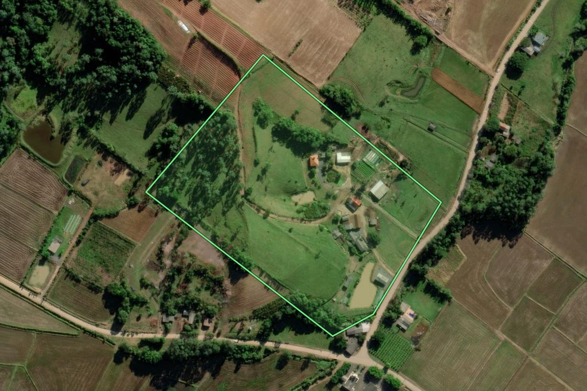 Imagem de satélite do imóvel rural em Ermo (SC), com o contorno declarado no CAR desenhado por cima.