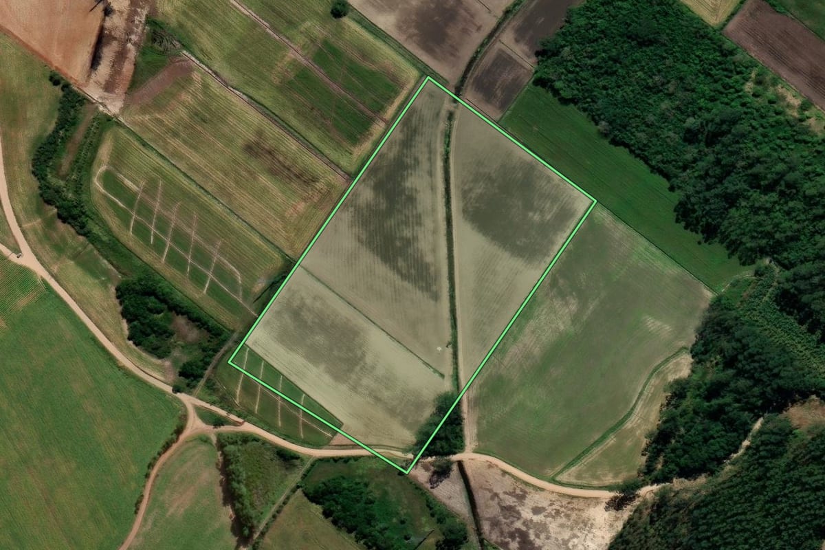 Imagem de satélite do imóvel rural em Ermo (SC), com o contorno declarado no CAR desenhado por cima.