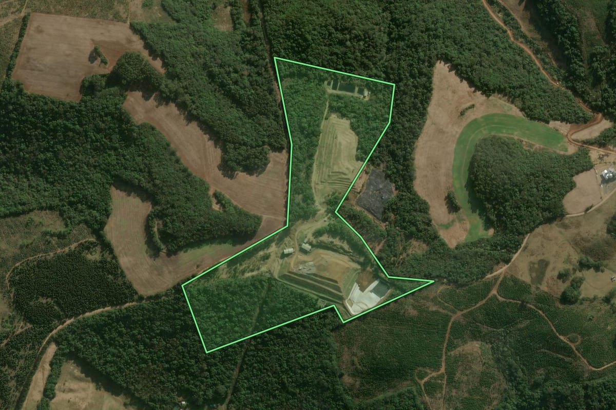 Imagem de satélite do imóvel rural em Erval Velho (SC), com o contorno declarado no CAR desenhado por cima.