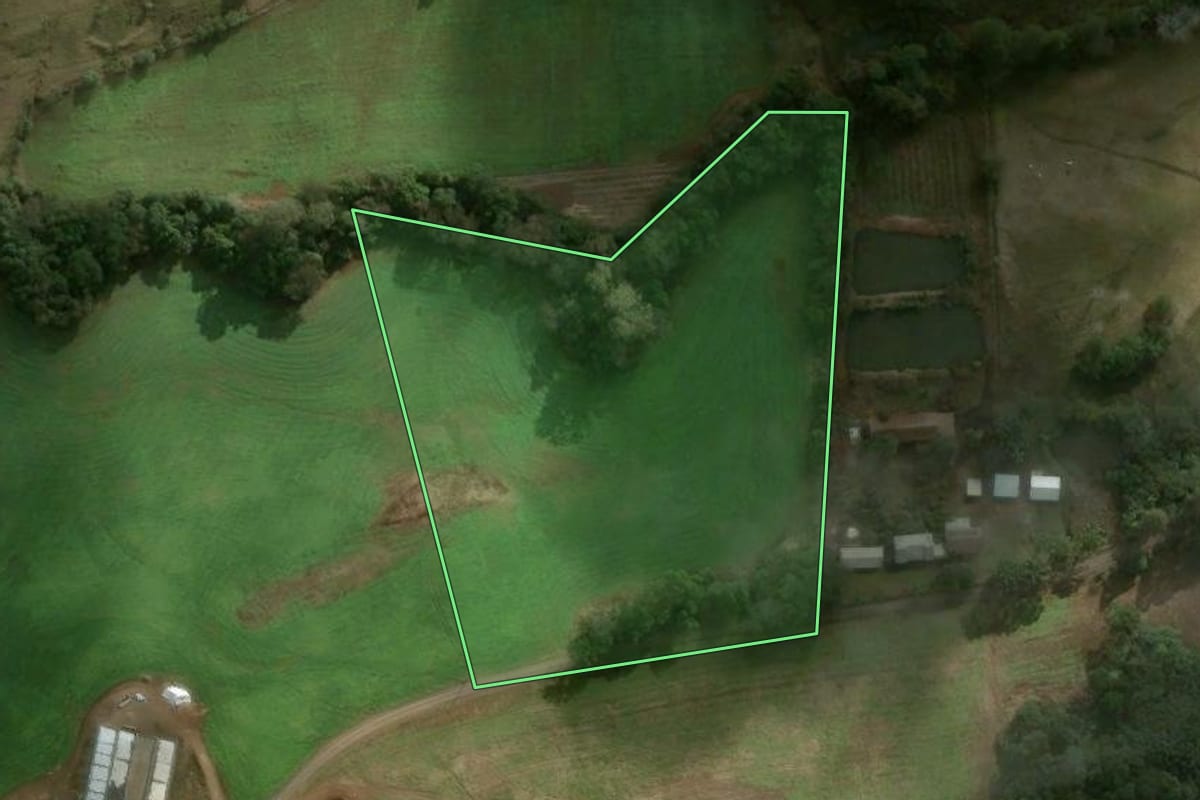 Imagem de satélite do imóvel rural em Erval Velho (SC), com o contorno declarado no CAR desenhado por cima.