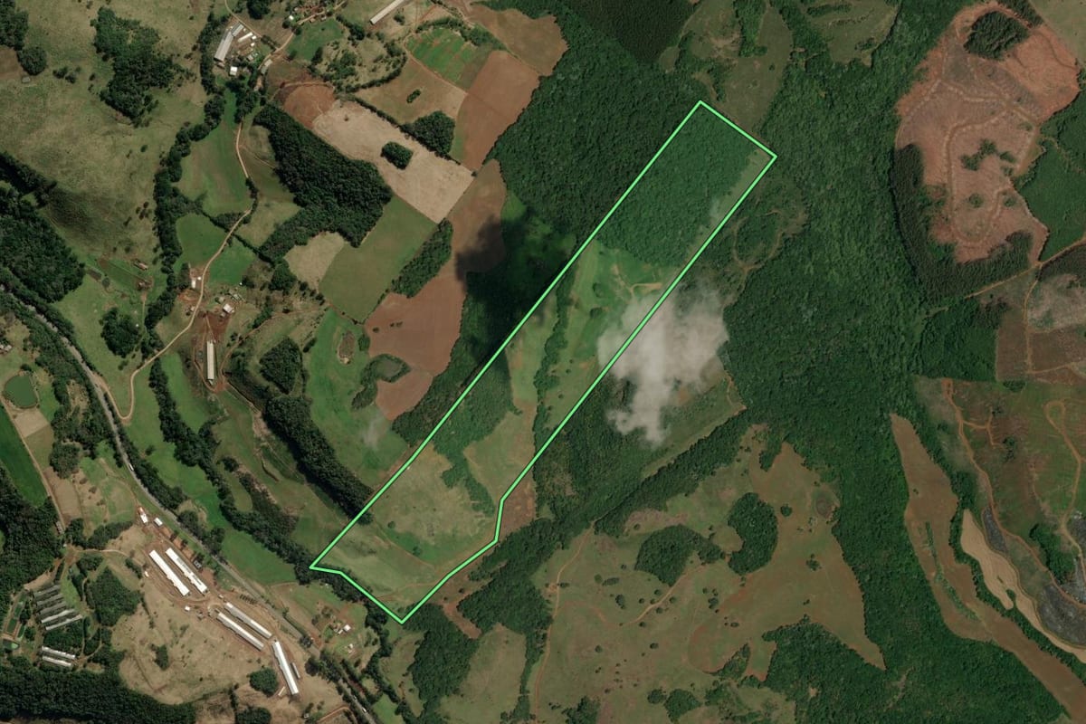 Imagem de satélite do imóvel rural em Erval Velho (SC), com o contorno declarado no CAR desenhado por cima.
