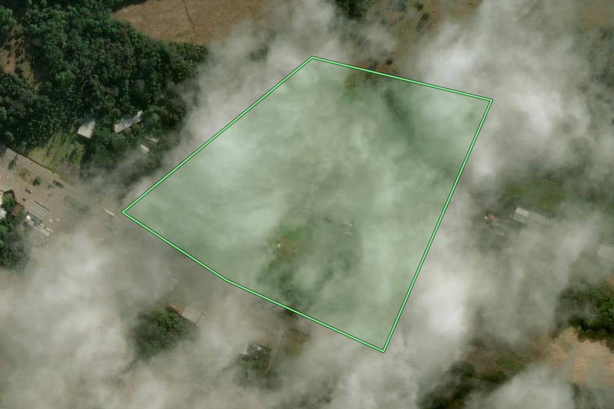 Imagem de satélite do imóvel rural em Erval Velho (SC), com o contorno declarado no CAR desenhado por cima.