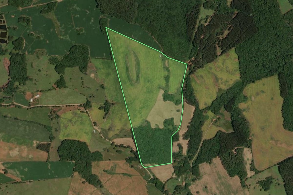 Imagem de satélite do imóvel rural em Erval Velho (SC), com o contorno declarado no CAR desenhado por cima.