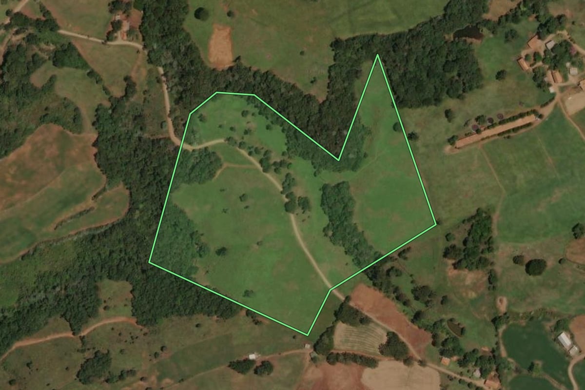 Imagem de satélite do imóvel rural em Erval Velho (SC), com o contorno declarado no CAR desenhado por cima.