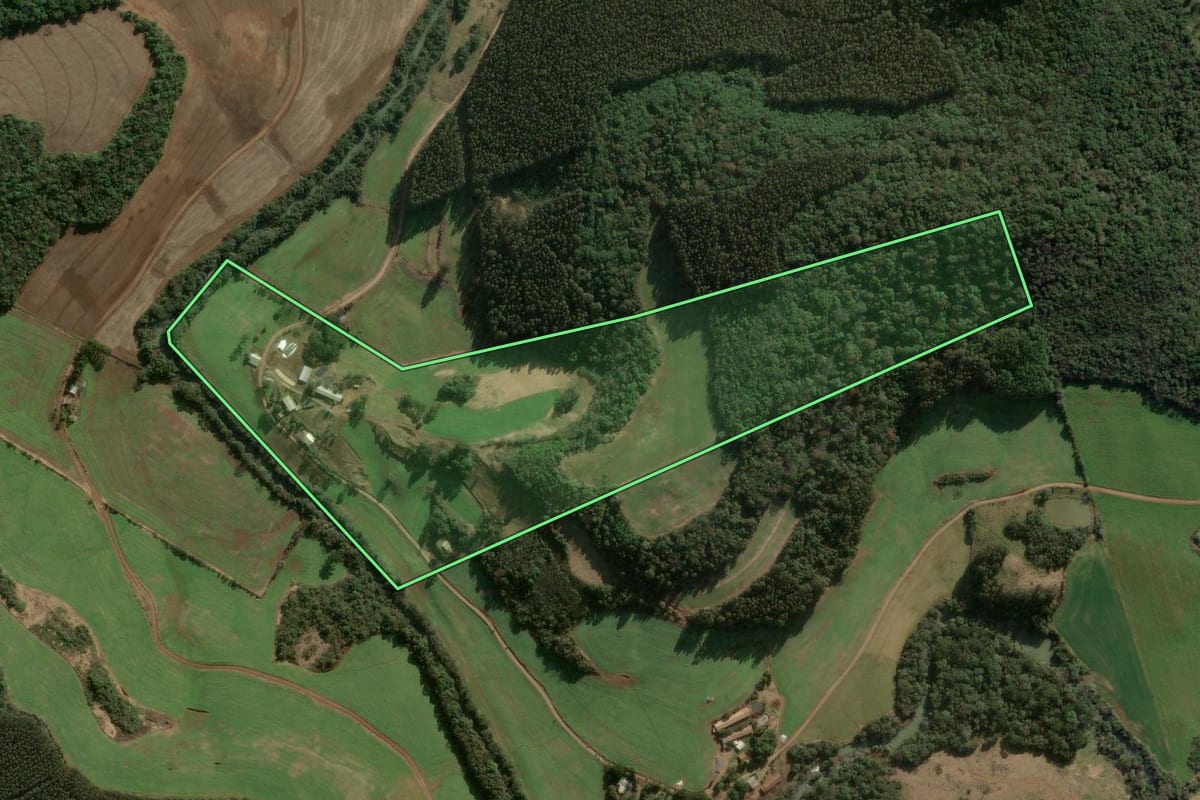 Imagem de satélite do imóvel rural em Erval Velho (SC), com o contorno declarado no CAR desenhado por cima.