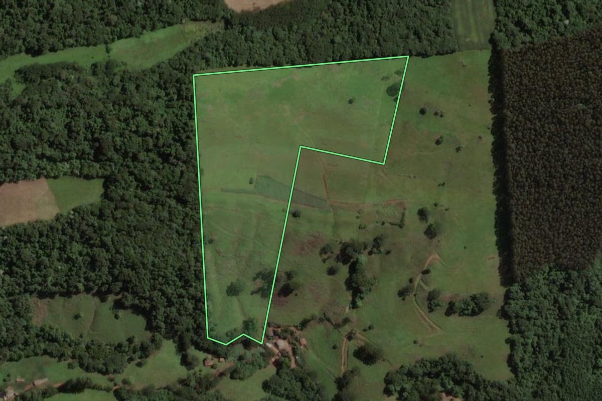 Imagem de satélite do imóvel rural em Erval Velho (SC), com o contorno declarado no CAR desenhado por cima.