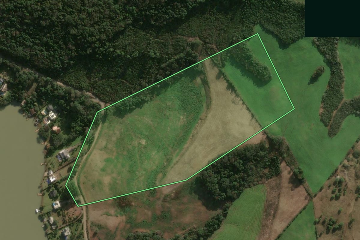 Imagem de satélite do imóvel rural em Erval Velho (SC), com o contorno declarado no CAR desenhado por cima.