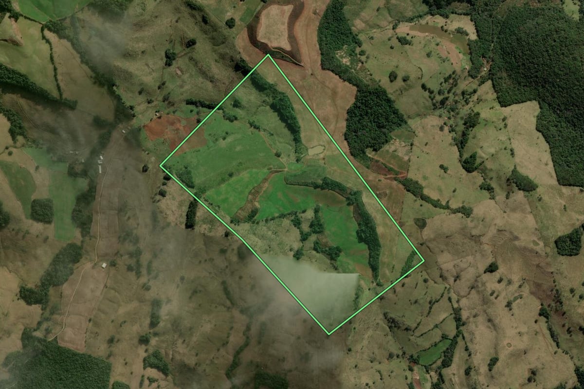 Imagem de satélite do imóvel rural em Erval Velho (SC), com o contorno declarado no CAR desenhado por cima.