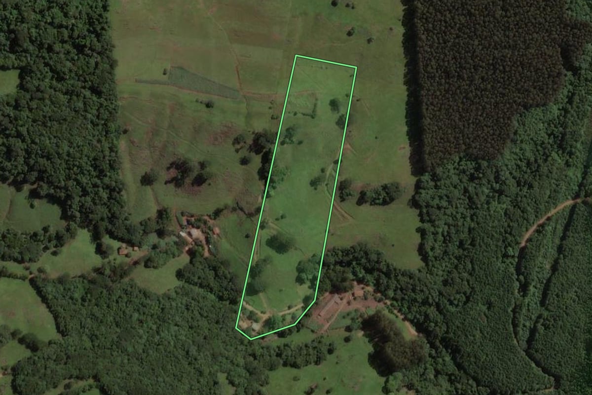Imagem de satélite do imóvel rural em Erval Velho (SC), com o contorno declarado no CAR desenhado por cima.