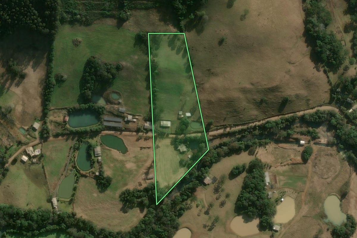 Imagem de satélite do imóvel rural em Erval Velho (SC), com o contorno declarado no CAR desenhado por cima.