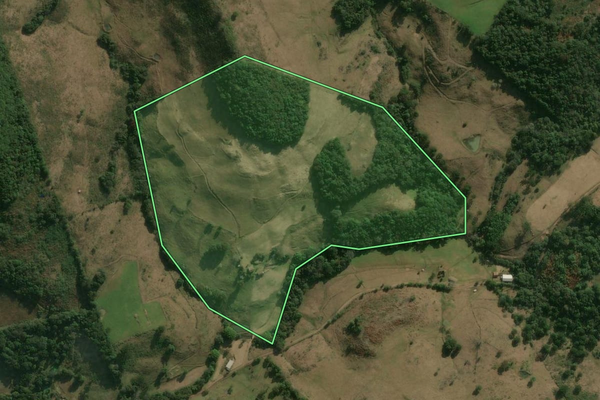 Imagem de satélite do imóvel rural em Erval Velho (SC), com o contorno declarado no CAR desenhado por cima.