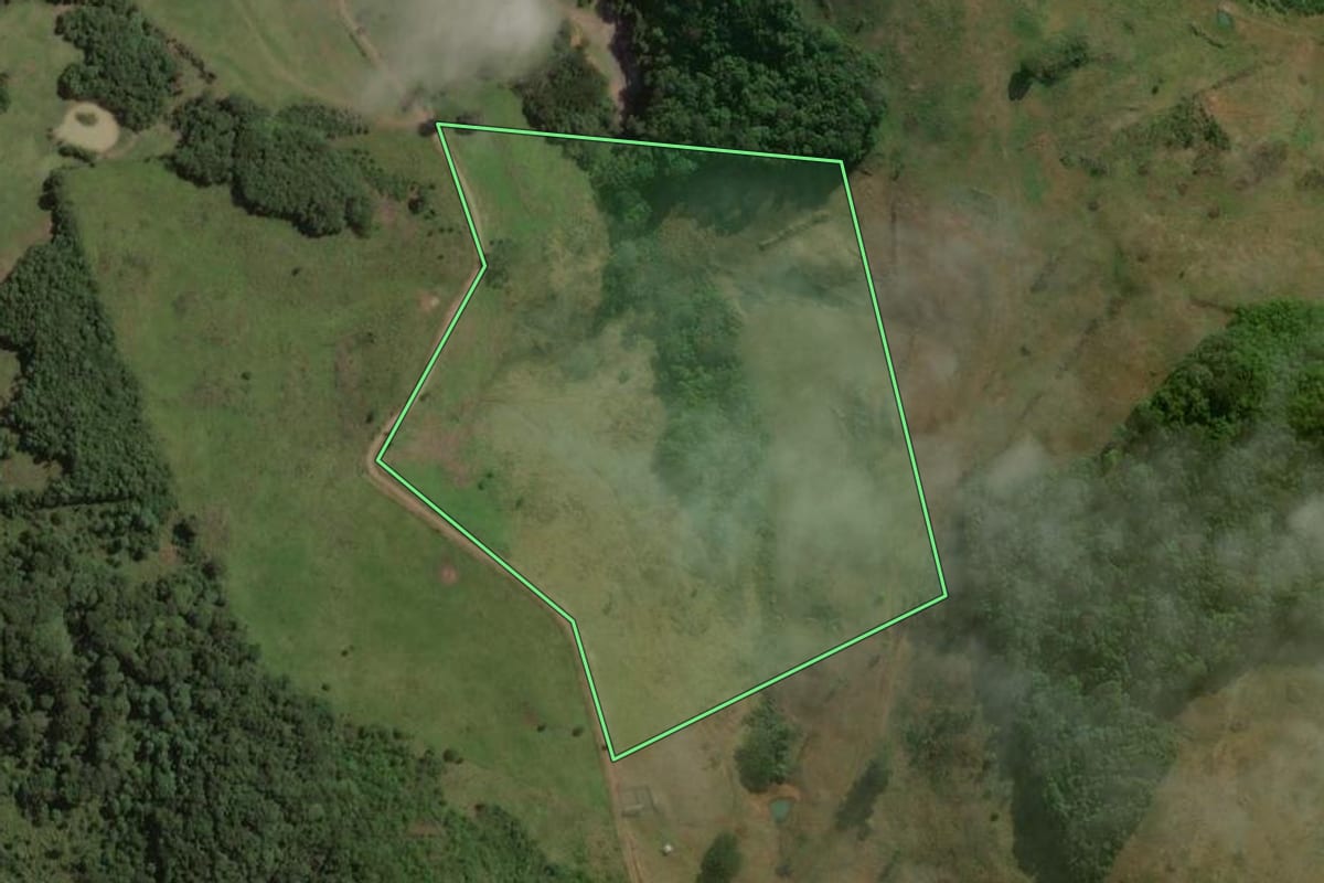 Imagem de satélite do imóvel rural em Erval Velho (SC), com o contorno declarado no CAR desenhado por cima.