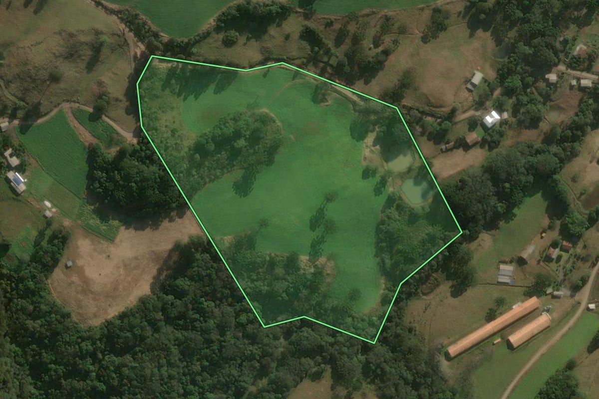 Imagem de satélite do imóvel rural em Erval Velho (SC), com o contorno declarado no CAR desenhado por cima.