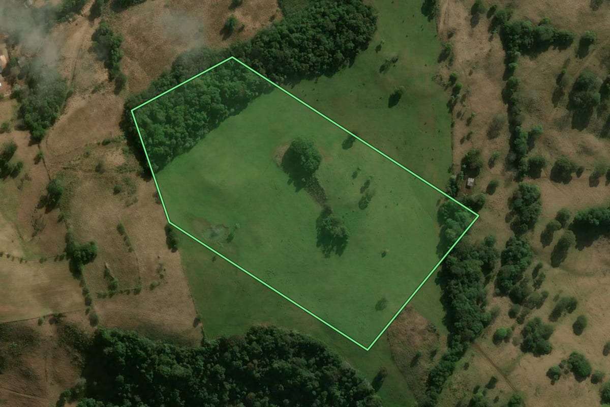 Imagem de satélite do imóvel rural em Erval Velho (SC), com o contorno declarado no CAR desenhado por cima.