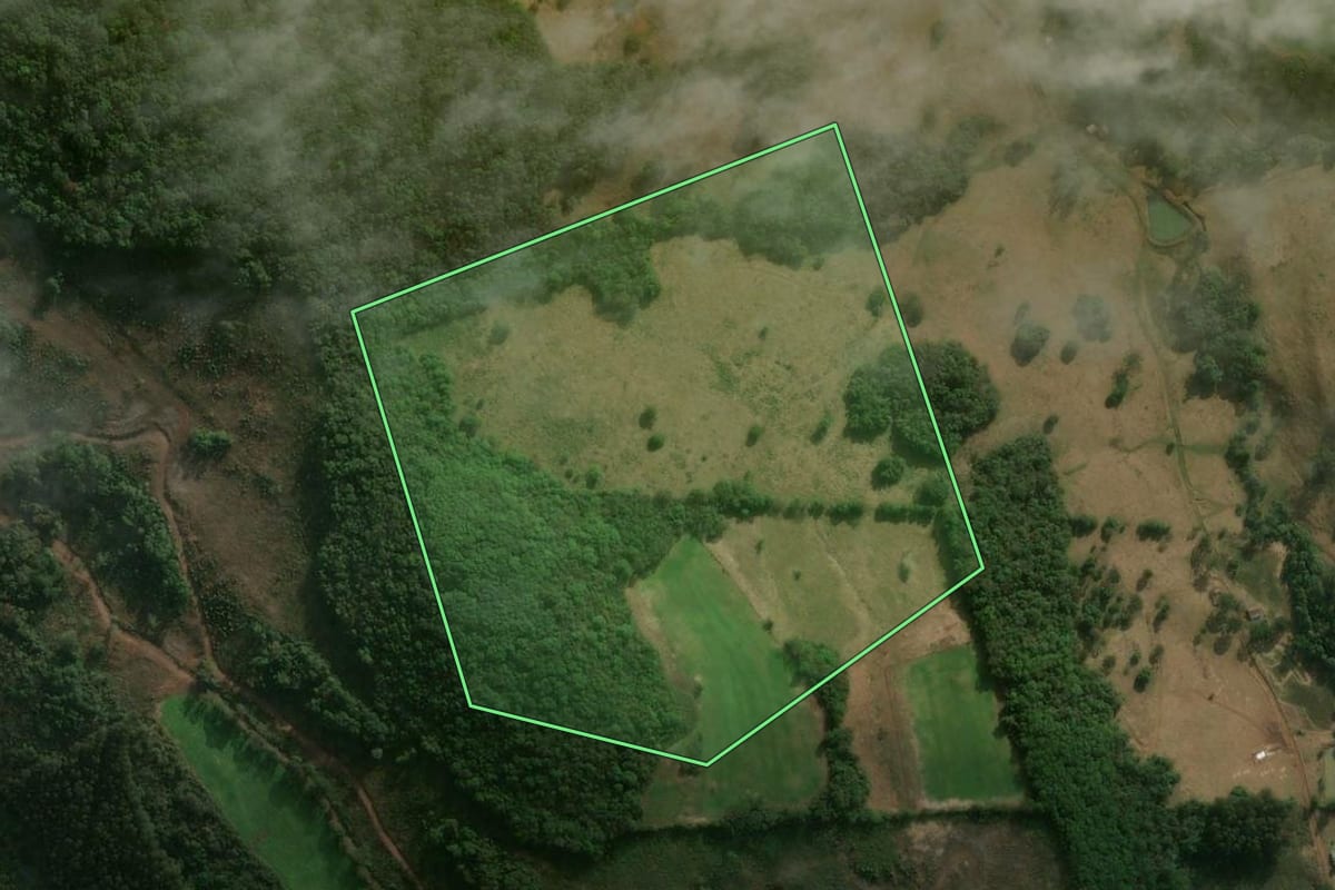 Imagem de satélite do imóvel rural em Erval Velho (SC), com o contorno declarado no CAR desenhado por cima.