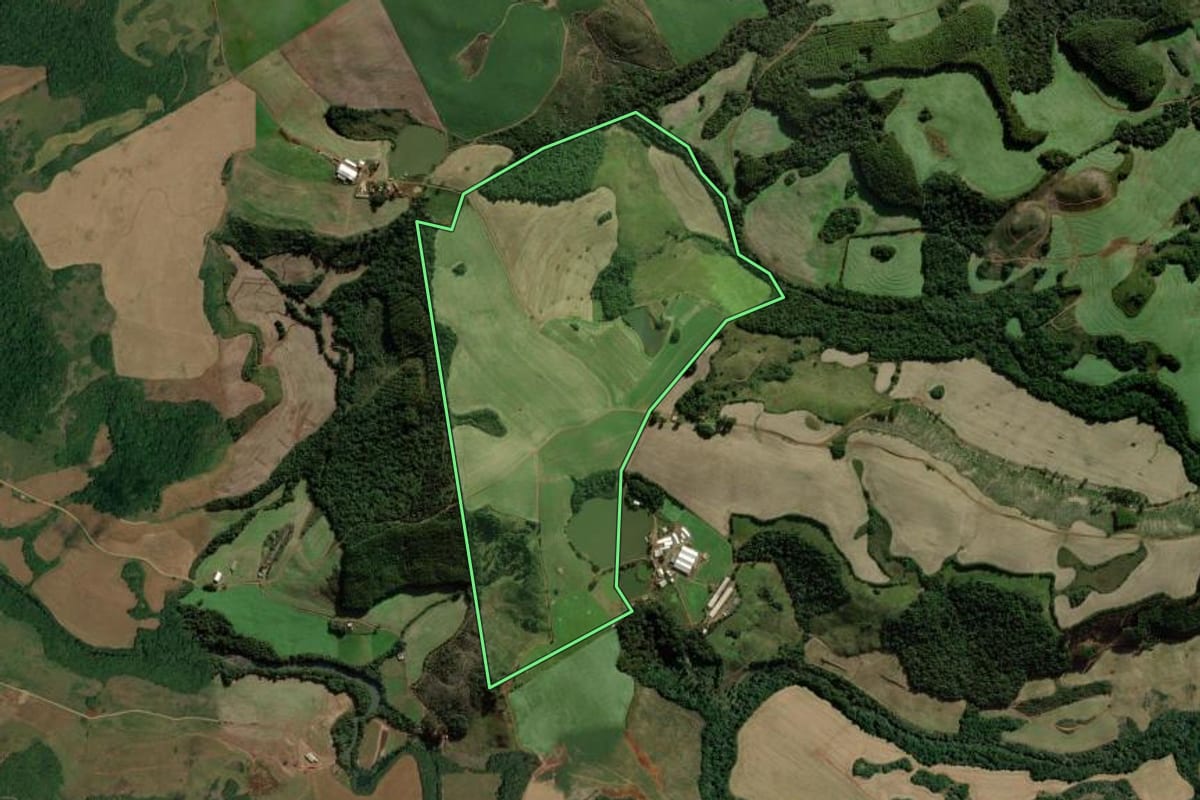 Imagem de satélite do imóvel rural em Erval Velho (SC), com o contorno declarado no CAR desenhado por cima.