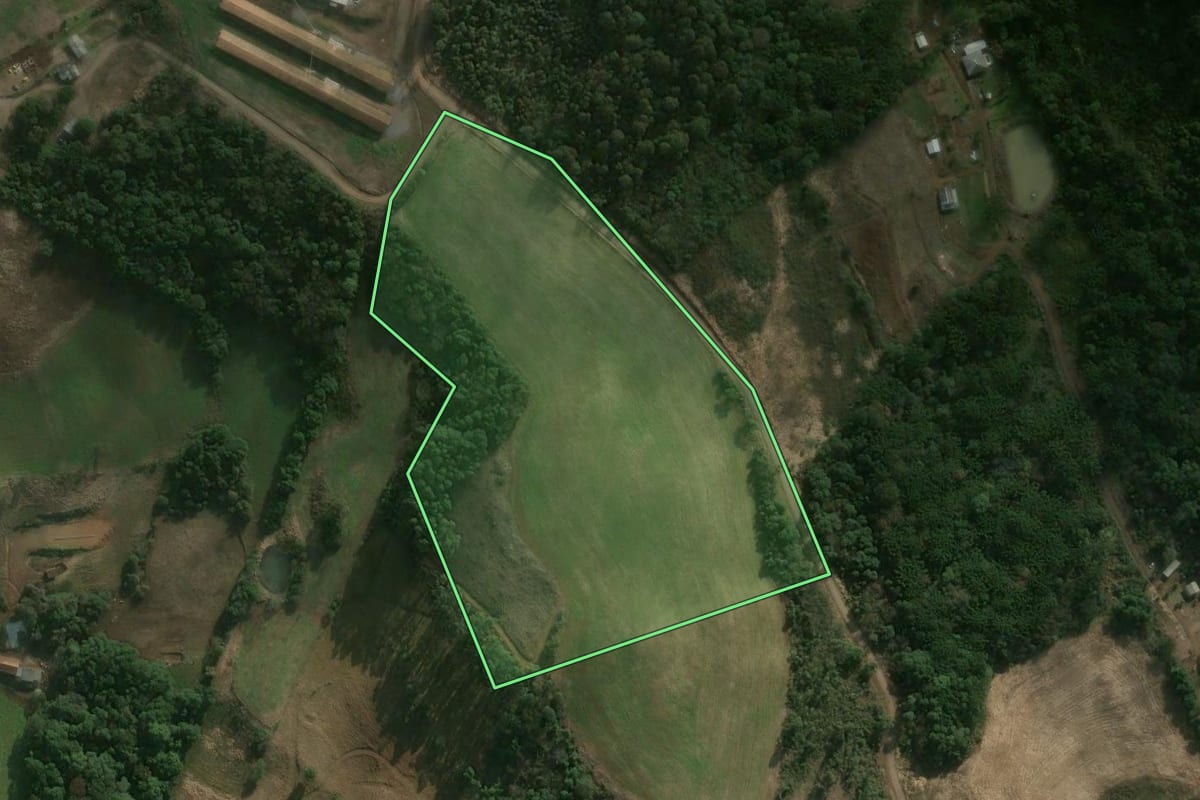Imagem de satélite do imóvel rural em Erval Velho (SC), com o contorno declarado no CAR desenhado por cima.