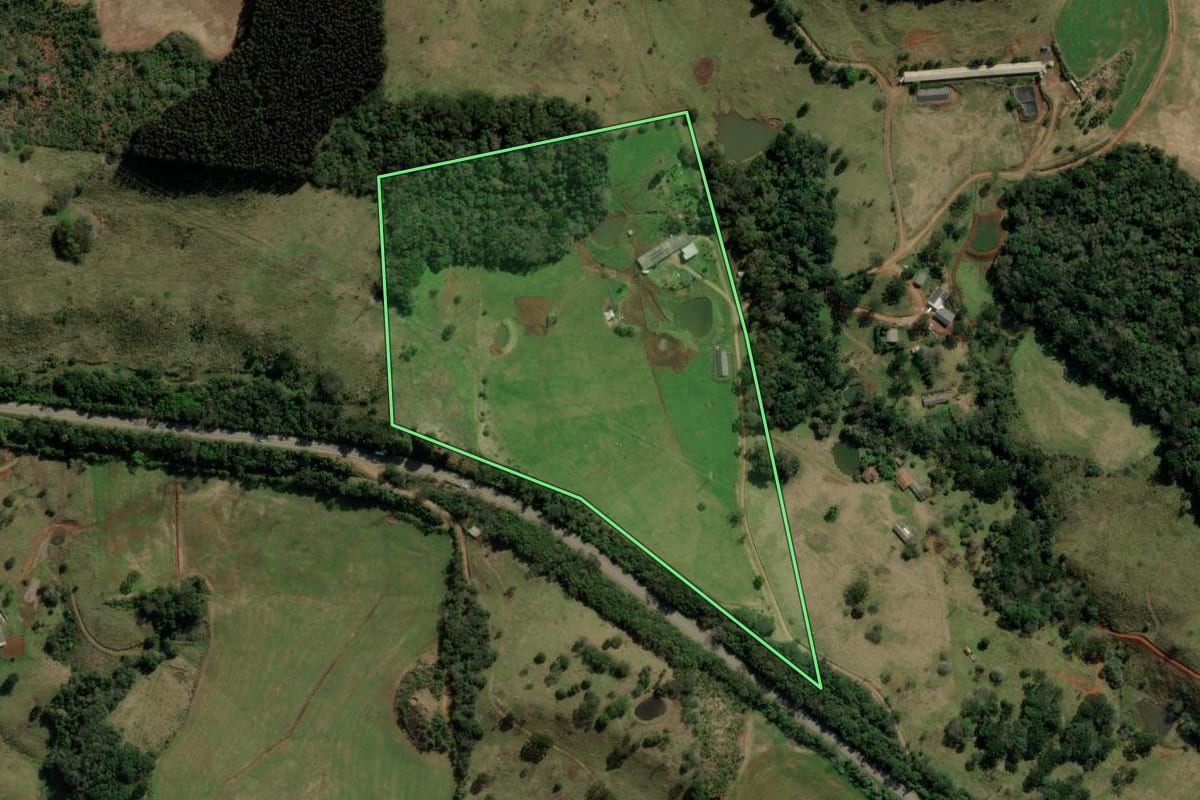 Imagem de satélite do imóvel rural em Erval Velho (SC), com o contorno declarado no CAR desenhado por cima.