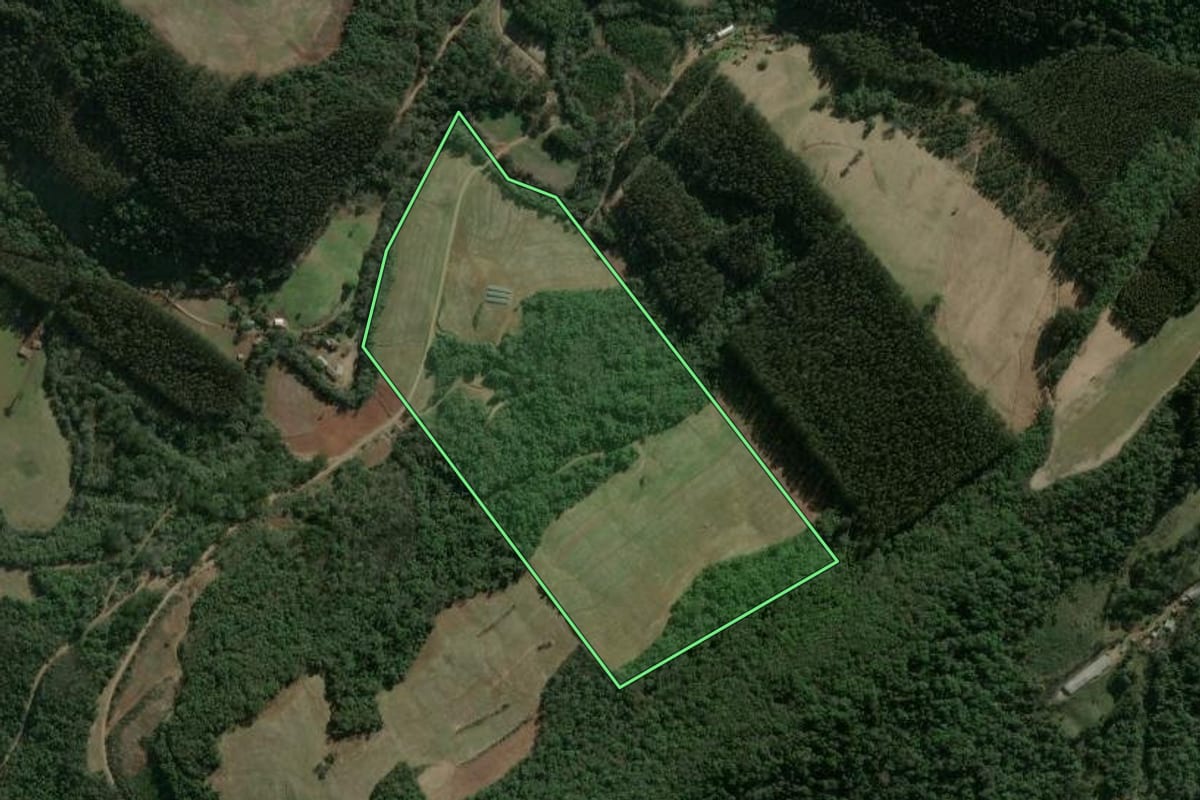 Imagem de satélite do imóvel rural em Faxinal dos Guedes (SC), com o contorno declarado no CAR desenhado por cima.