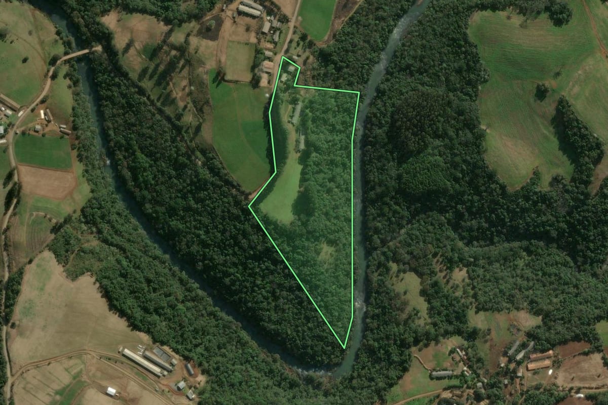 Imagem de satélite do imóvel rural em Faxinal dos Guedes (SC), com o contorno declarado no CAR desenhado por cima.