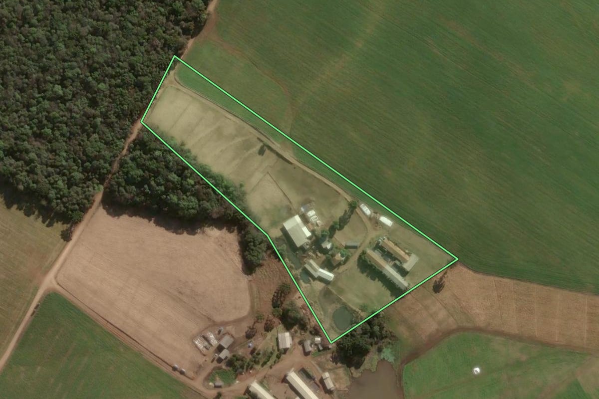 Imagem de satélite do imóvel rural em Faxinal dos Guedes (SC), com o contorno declarado no CAR desenhado por cima.