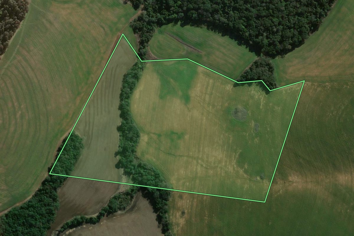 Imagem de satélite do imóvel rural em Faxinal dos Guedes (SC), com o contorno declarado no CAR desenhado por cima.