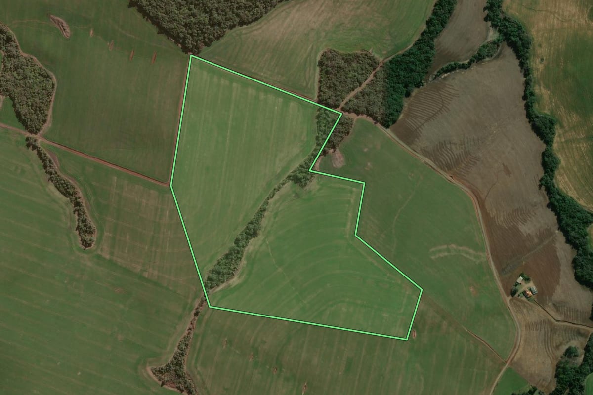 Imagem de satélite do imóvel rural em Faxinal dos Guedes (SC), com o contorno declarado no CAR desenhado por cima.