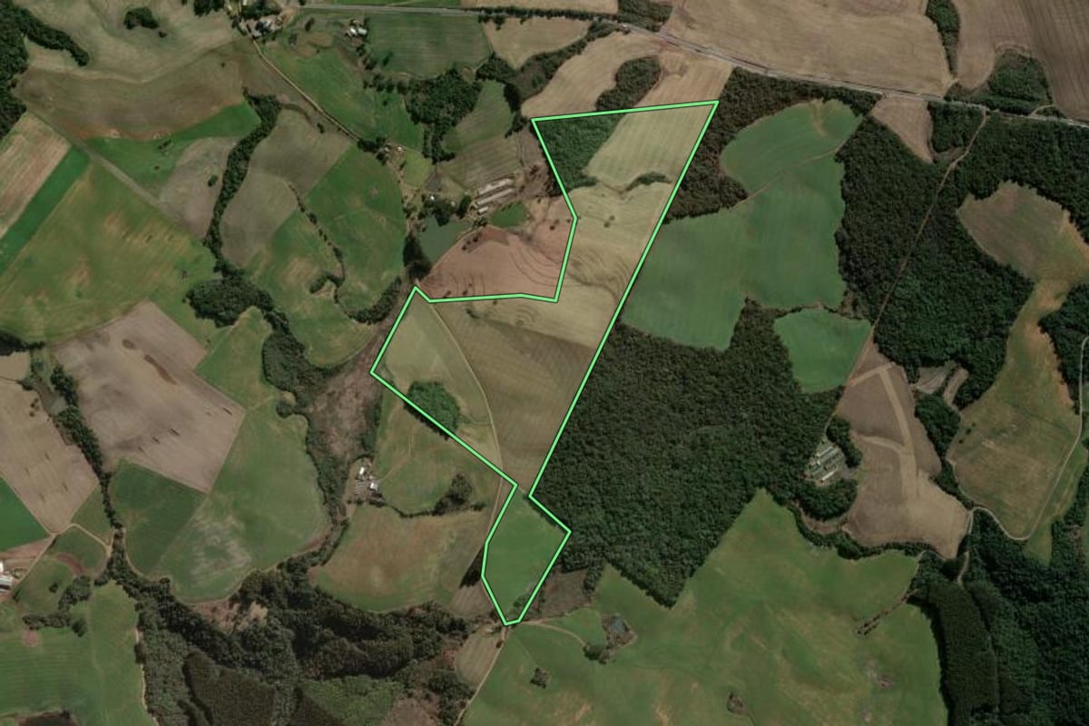 Imagem de satélite do imóvel rural em Faxinal dos Guedes (SC), com o contorno declarado no CAR desenhado por cima.