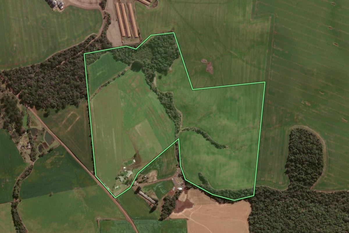 Imagem de satélite do imóvel rural em Faxinal dos Guedes (SC), com o contorno declarado no CAR desenhado por cima.