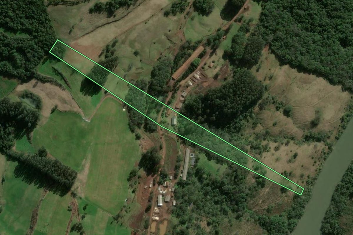 Imagem de satélite do imóvel rural em Faxinal dos Guedes (SC), com o contorno declarado no CAR desenhado por cima.