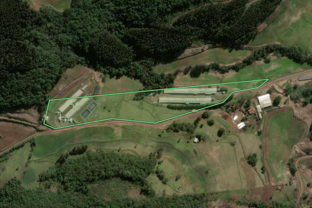Imagem de satélite do imóvel rural em Faxinal dos Guedes (SC), com o contorno declarado no CAR desenhado por cima.