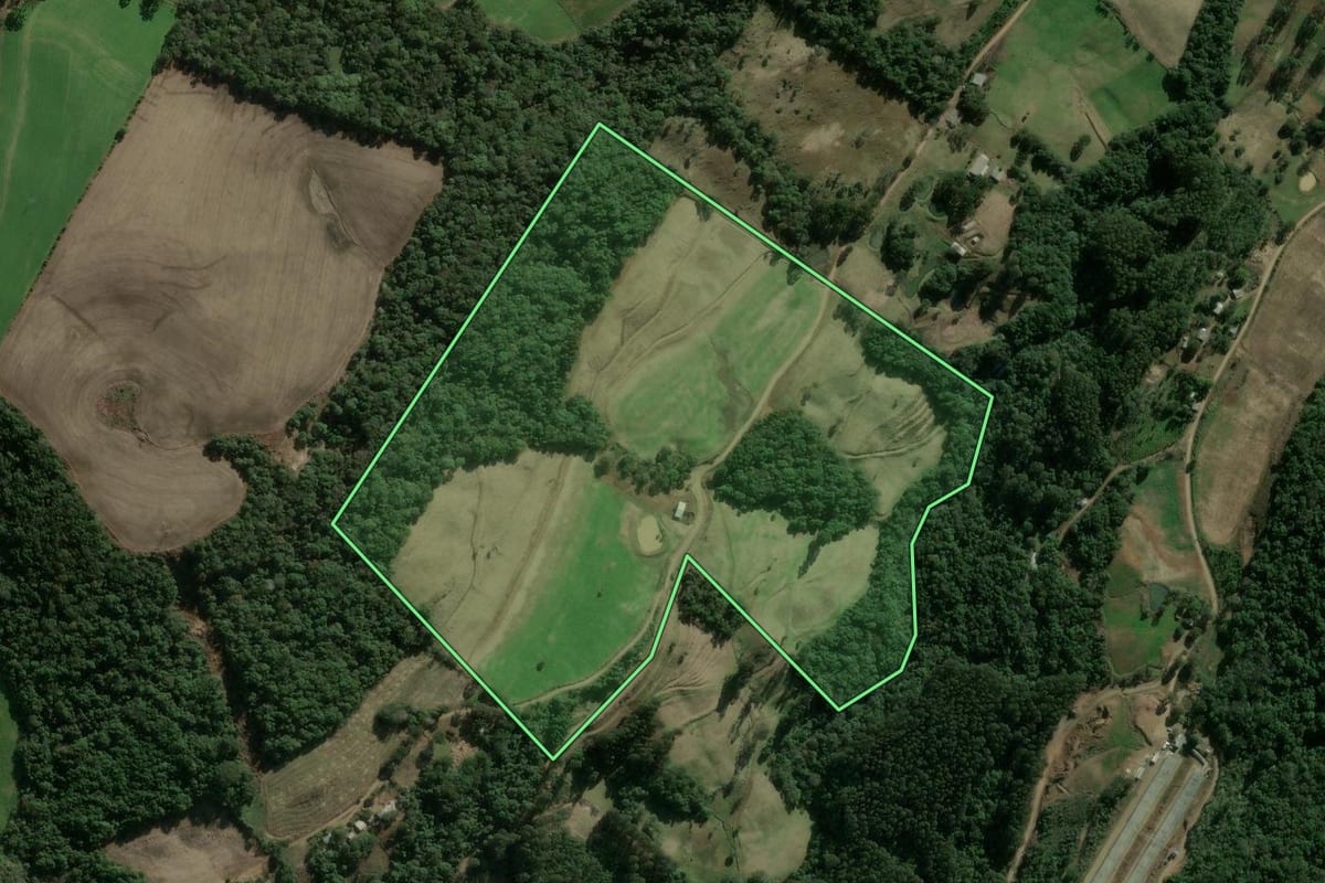 Imagem de satélite do imóvel rural em Faxinal dos Guedes (SC), com o contorno declarado no CAR desenhado por cima.